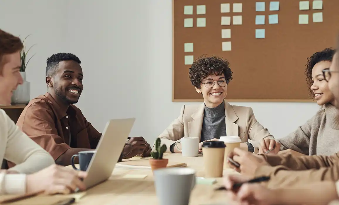 equipo hablando entre ellos en un ambiente laboral