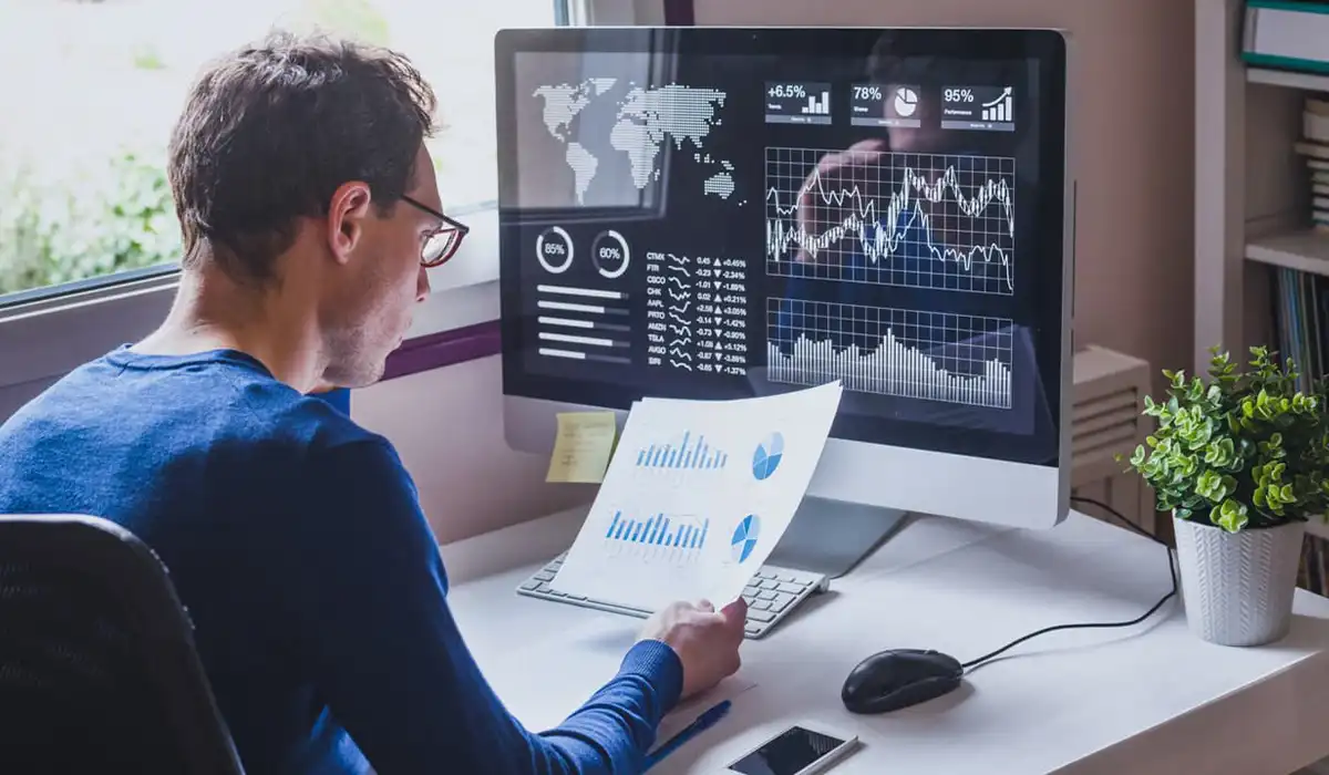 estrategia de análisis de datos en empresa con empleado