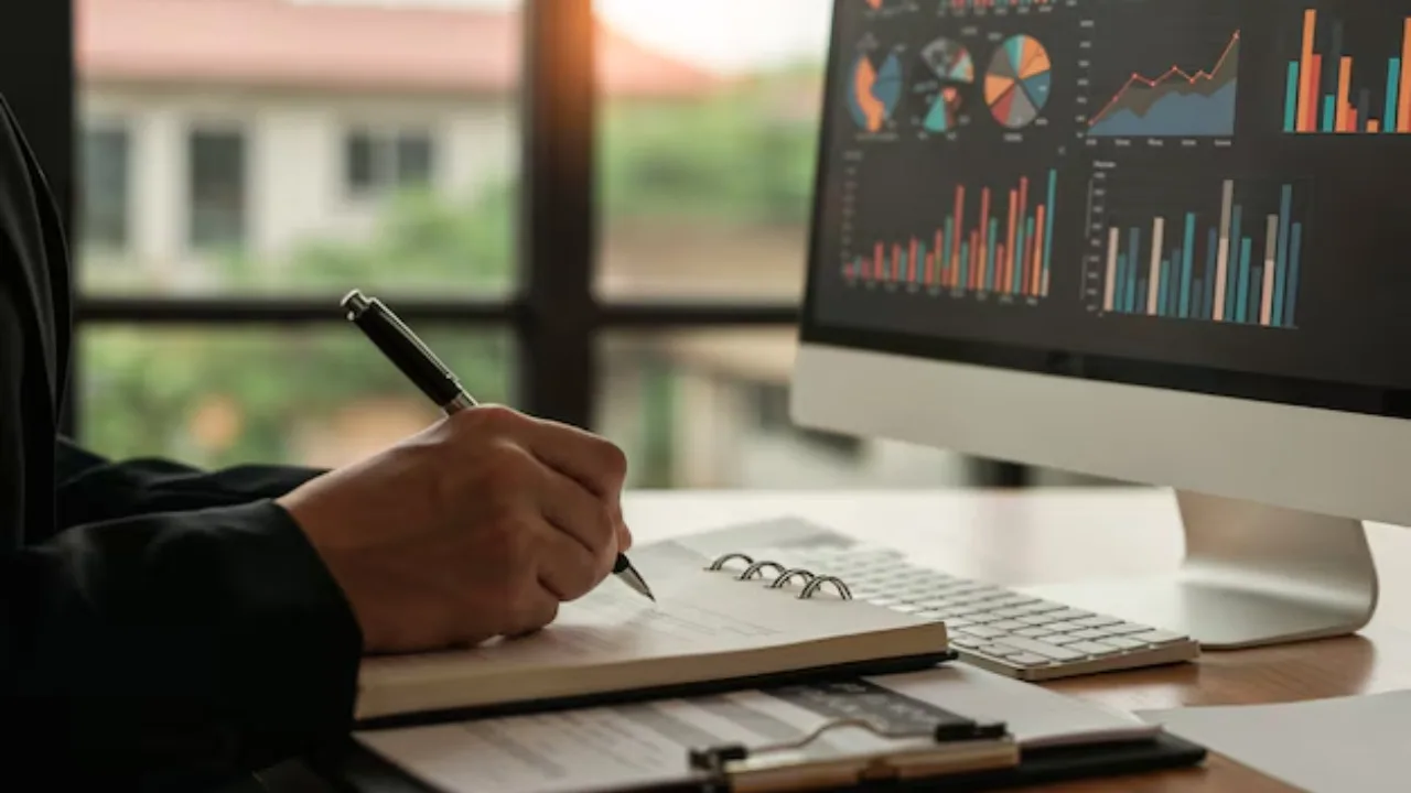 automatización de procesos por un empleado en oficina