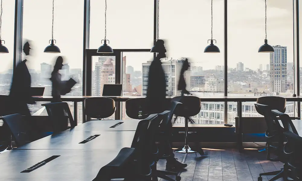 interior de una empresa con empleados