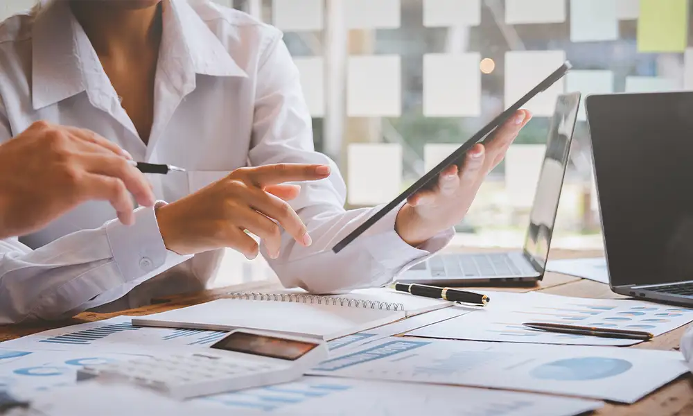 empleado haciendo uso de la herramienta Sage