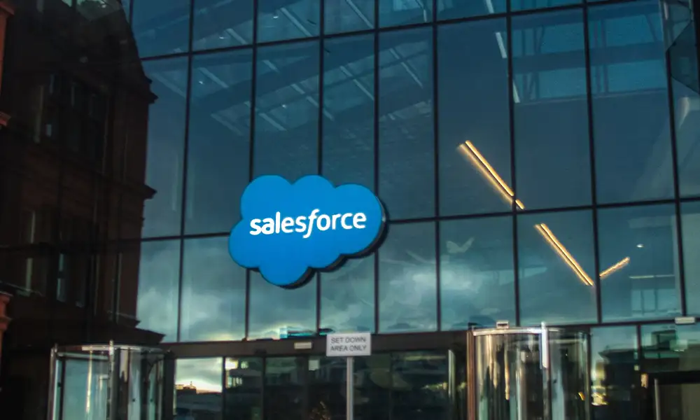 salesforce como empresa para mejorar con su ia agentiva