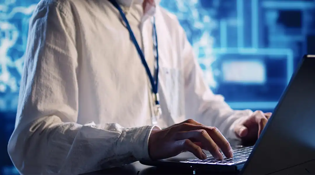 empleada usando un sistema de arquitectura tecnológico