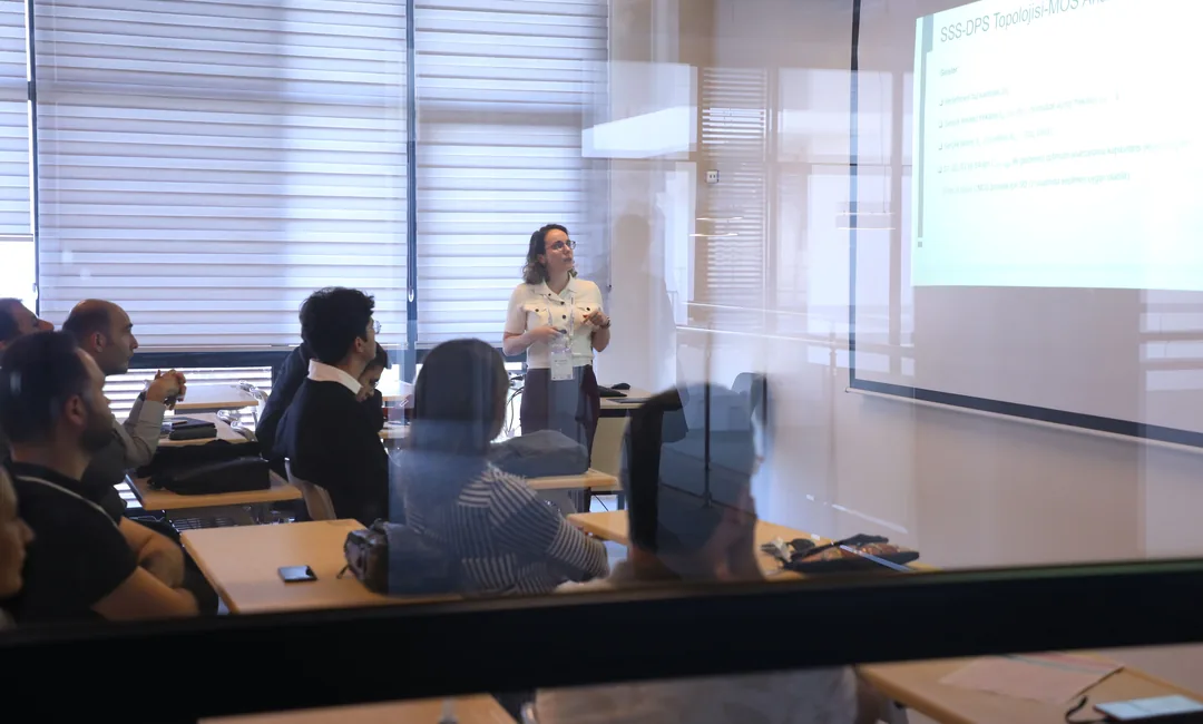 Profesional con tablet en entorno industrial revisando sistema de gestión, ejemplo del impacto de elegir un ERP sectorial vs generalista